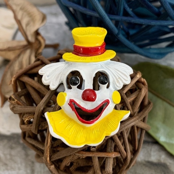 Vintage Signed Gerry’s Figural Circus Clown White Enamel Hand Painted Brooch Pin - Picture 4 of 5
